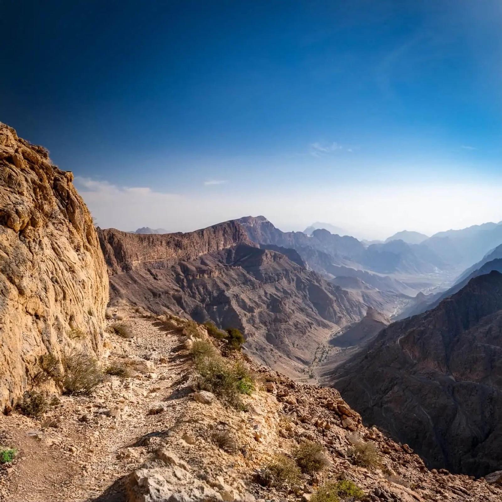 The trail along the canyon rim